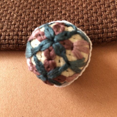 花の刺繍いりピンクッションにもなるマグネット