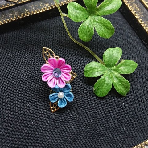 [つまみ細工]  小さなお花のイヤーカフ  ピンクとブルー