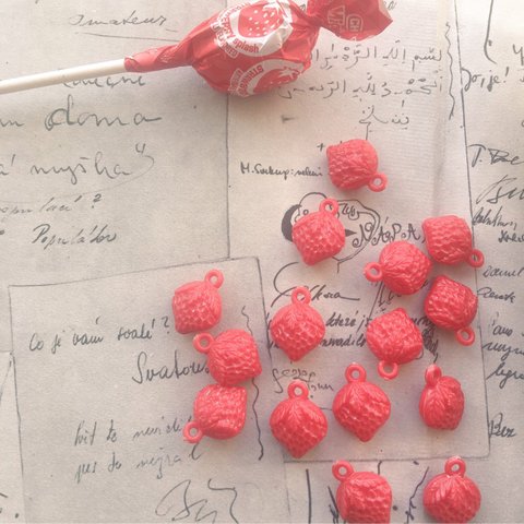 再販4コセット【vintage 🍓west germany plastic beads】西ドイツ製プラスティック🍓18×13㍉