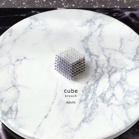 cube (gray) (brooch)