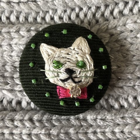 直径4㎝ビーズ刺繍の包みボタンブローチ ☆ねこ