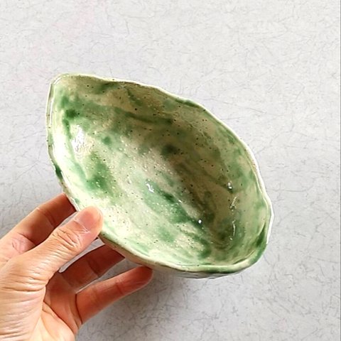 陶のリーフ形深皿【淡い緑のふんわりシリーズ～若葉の頃～】
