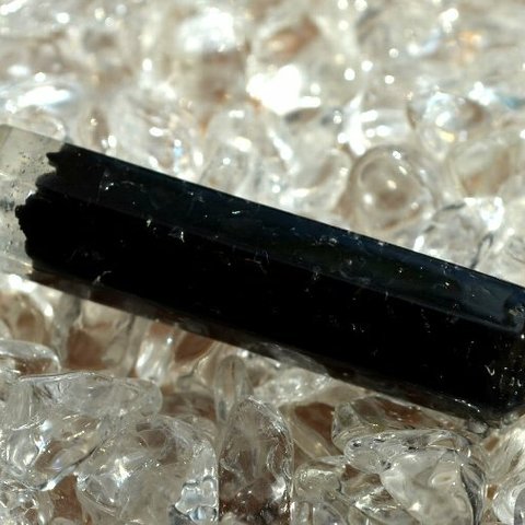 鉱石レジン（水晶ポイント型）【ブラックトルマリン(ショール)】