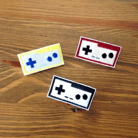 刺繍ブローチ　「ゲームコントローラー」