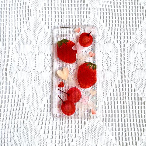 日本品質のものづくり。　赤いフルーツとあじさいのiPhoneケース　レジン　送料無料　スマホケース　押しフルーツiphoneケース　スワロフスキー　螺鈿　ラメ　iphone7 iphone8 