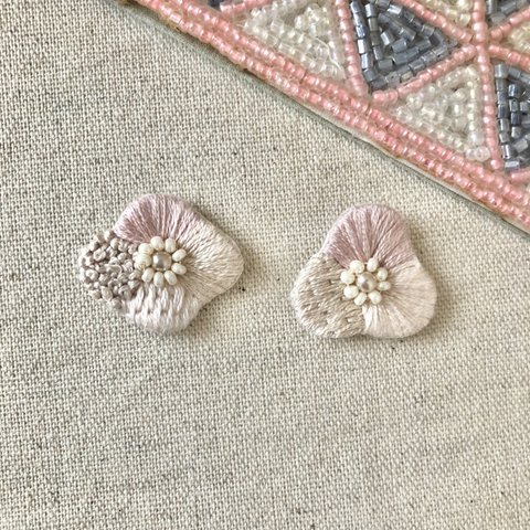 おはな（やわらかピンク） ービーズ　刺繍　ビーズ刺繍　樹脂　樹脂ピアス　樹脂イヤリング　花　大ぶりー