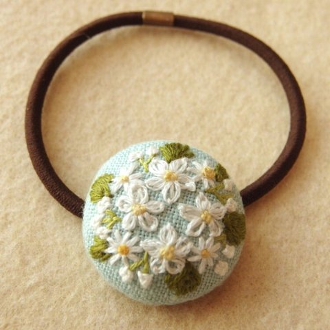 白の小花ブーケ刺繍 くるみボタンヘアゴム