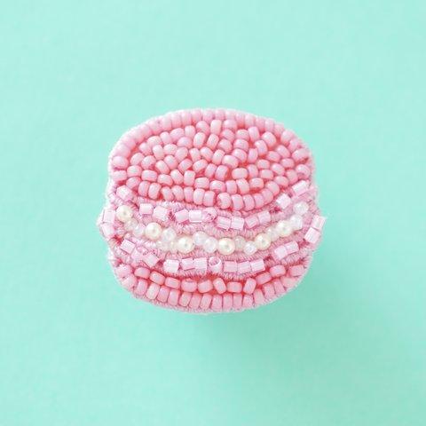 ビーズ刺繍のマカロンのピンバッジ(ピンク)