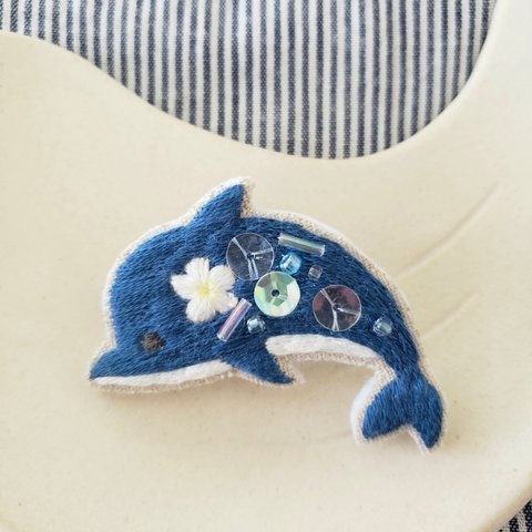 イルカの刺繍ブローチ【受注製作】