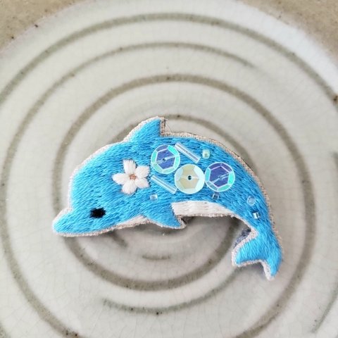 イルカの刺繍ブローチ【受注製作】