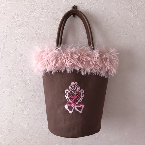 ピンクファーロゴ刺繍ガーリーバッグ　ブラウン