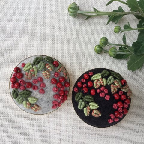 刺繍ブローチL  南天