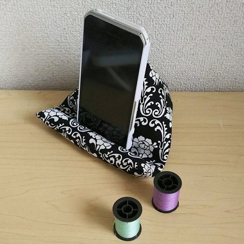 バラ柄のモノトーン三角スマホスタンド