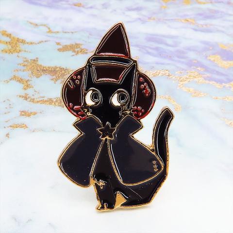 三角帽子をかぶった魔法使いの黒猫のピンバッチ