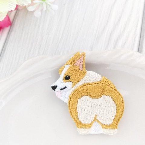 ふりむきコーギーの刺繍ブローチ