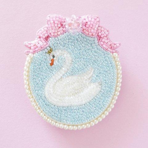 《4月中再販予定》ビーズ刺繍の白鳥のブローチ　リボン　