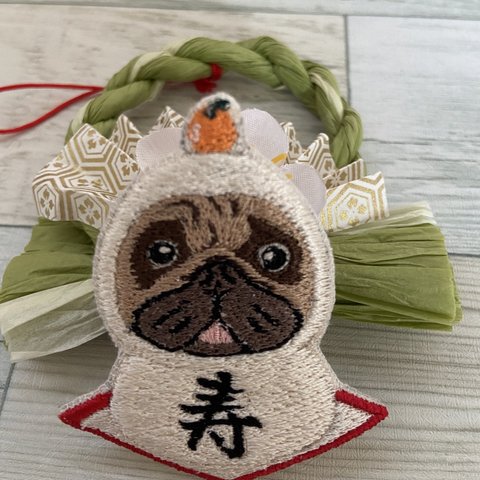 お鏡もち❤︎パグさん刺繍ブローチ