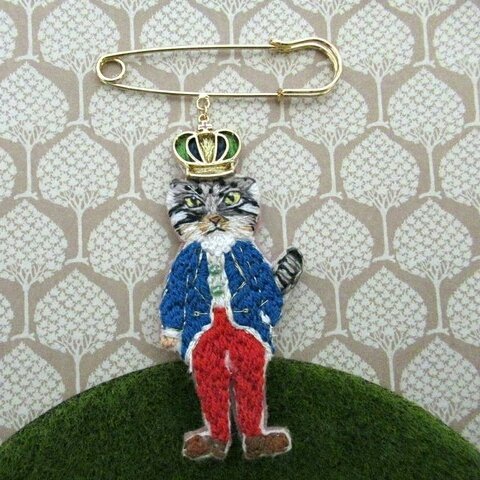 (旧作)　SALE　刺繍ストールピン👑マヌルネコ　さん王子様ver. 　猫　洋服を着た猫　王族　動物