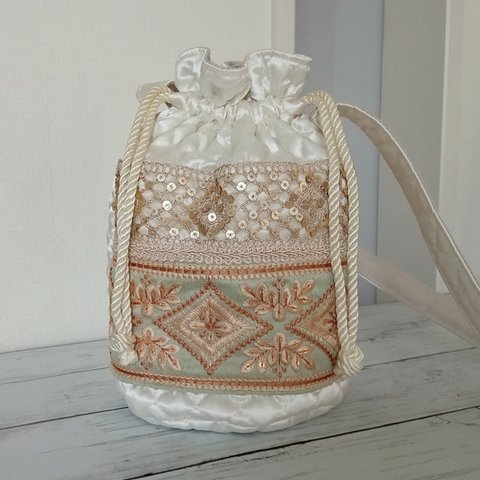 インド刺繍の巾着バッグ　アイボリーキルト×くすみグリーン