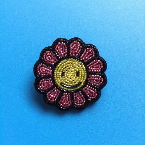 スマイルフラワーのビーズ刺繍ブローチ（ピンク）