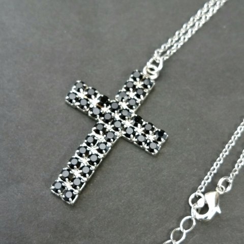 キラキラ輝く黒い十字架ネックレス