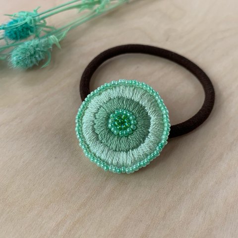 刺繍とビーズのヘアゴム/まるい花・グリーン