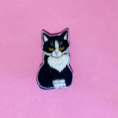 上目遣いの白黒猫の刺繍ブローチ