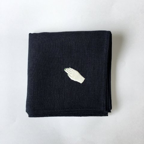 リネンの刺繍ハンカチ　緑色の爪