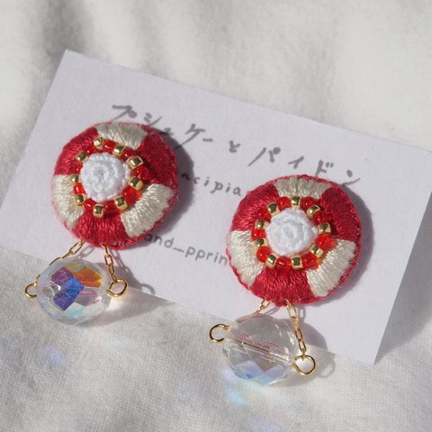 浮き輪モチーフの刺繍ピアス　”red"