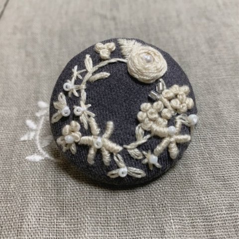 刺繍ブローチ　シルクホワイトのお花