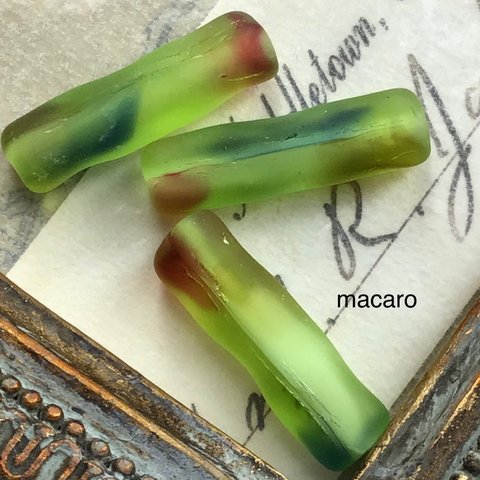 【4粒✴︎18×4mm】ドイツビーズ ✴︎パイプ《マットグリーン／レッド》