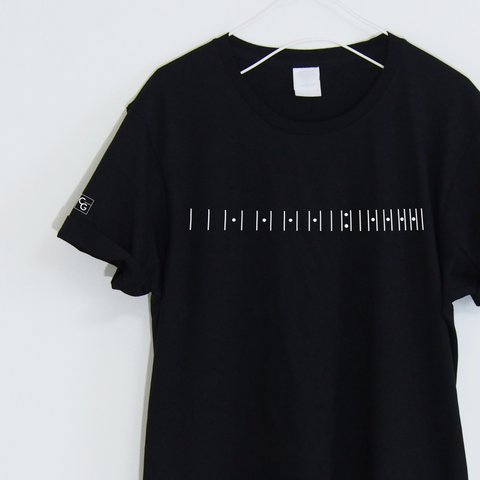 さりげなさがカッコいい、ギターのフレットＴシャツ  【ブラック】 フロント・袖プリント　クルーネック　メンズ・レディース