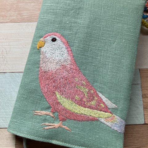 アキクサインコさんの刺繍ブックカバー