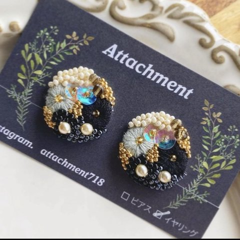 No.74 ハンドメイド  刺繍　ビーズ　ピアス　イヤリング　花　刺繍アクセサリー　刺繍ピアス  刺繍イヤリング　白　黒　グレー　スパンコール　パール　ギフト　プレゼント