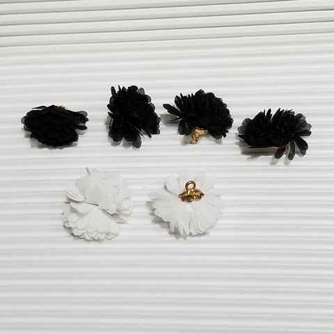 シフォン　フラワー　パーツ　６個　ブラック　ホワイト　花　チャーム　ピアス　ハンドメイド　イヤリング　材料