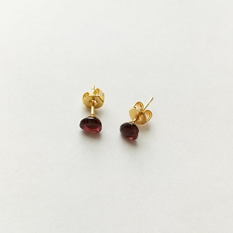 ガーネットの極小一粒ピアス　1月誕生石