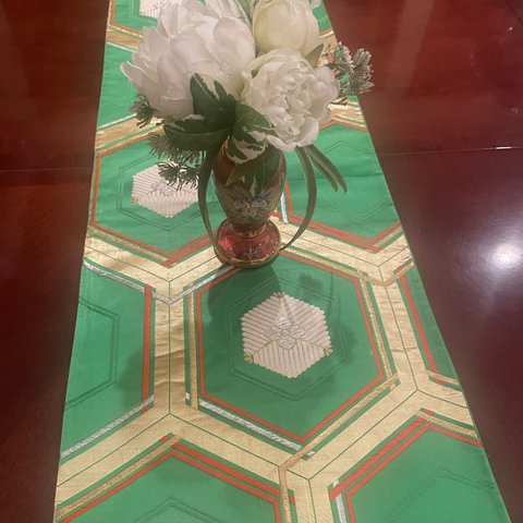 2408鮮やかなグリーン！クリスマスカラーの袋帯で作った正絹テーブルランナー