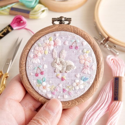 ハチワレウサギと 桜 さくらんぼ 手刺繍フープ