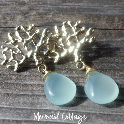 Coral Sea Earrings---珊瑚とカルセドニーのピアス☆スタッドピアス