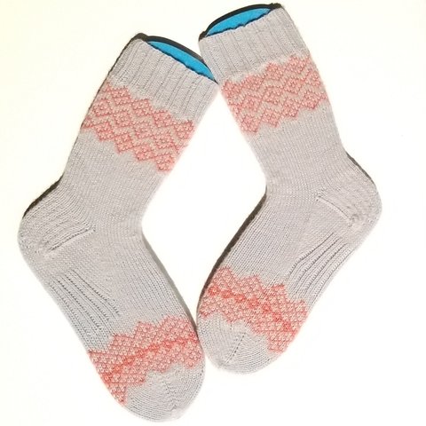 部分編み込みの手編み靴下 (ライトグレー&サーモンピンク)　P001