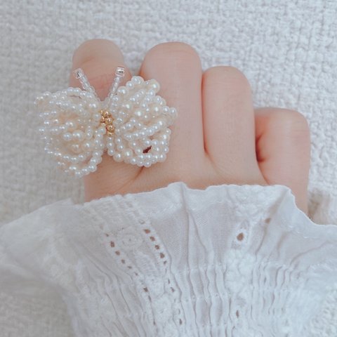 蝶々リング　パール　刺繍　ゴールド　指輪　白　ビーズ