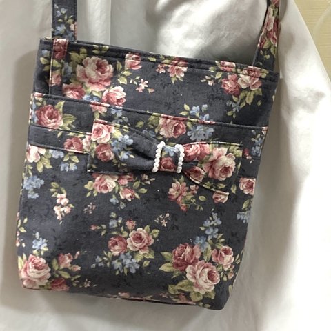 SALE❣️サコッシュ　濃いグレーに薔薇柄