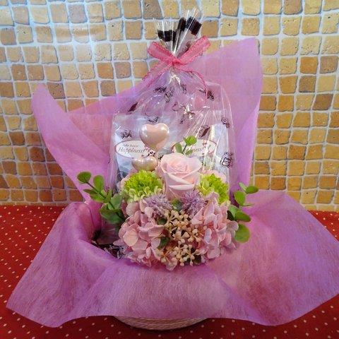 ピンクのプリザーブドフラワーアレンジとハート系焼き菓子５袋のギフトセット♪(*^▽^*)
