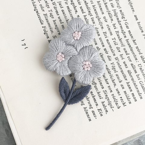 ［受注制作］グレーの小さな花の刺繍ブローチ