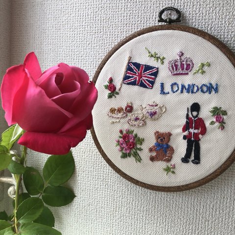 ロンドンの刺繍　壁掛け