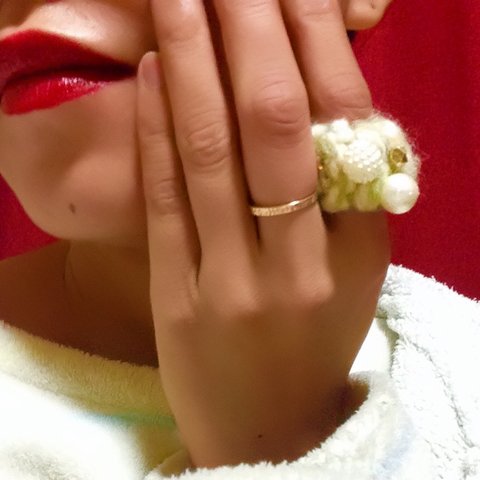 knit ring white & green 大ぶり ヴィンテージ ハンドメイド ピアス ビーズ パール パールボール ゴールド メタル ビーズ を使った スパンコール ニット リング ♡