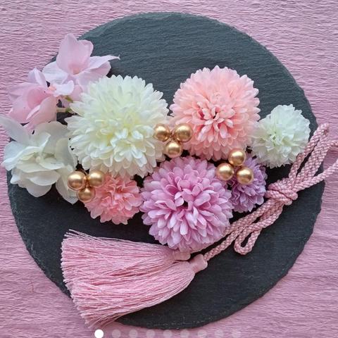白とピンクとラベンダーのピンポンマムと紫陽花に桜色のタッセルの髪飾り