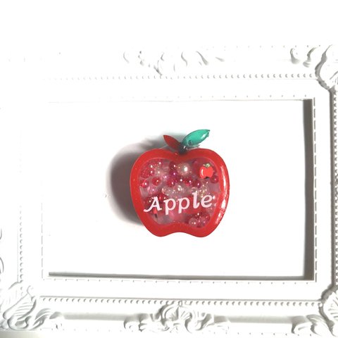 赤いりんご🍎のシェイカースマホグリップ📱中身がたくさん入っていて、かわいい♡楽しい♡