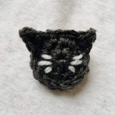 黒猫ブローチ　ねこアクセサリー　ワンポイントブローチ　かぎ針編みアクセサリー　毛糸アクセサリー　モノトーン　クロシェ編み
