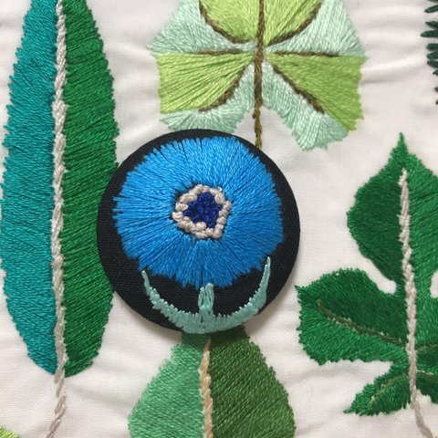 北欧 青 花 刺繍 くるみボタンブローチ  コットンツイル 